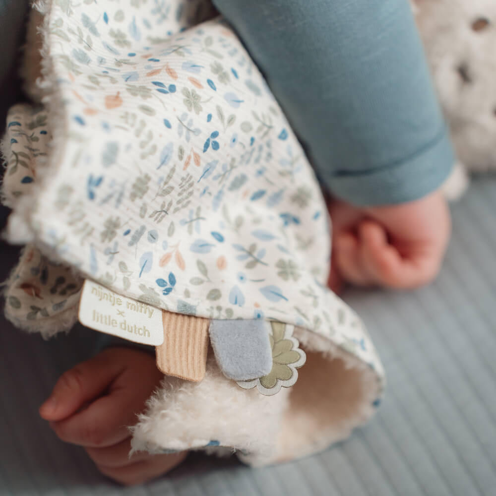 Cuddle Cloth: Miffy Lucky Leaves
